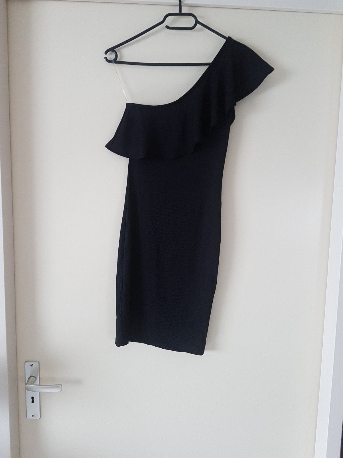 one shoulder jurk zwart one size, Kleding | Dames, Maat 38/40 (M), Verzenden, Zwart, Nieuw