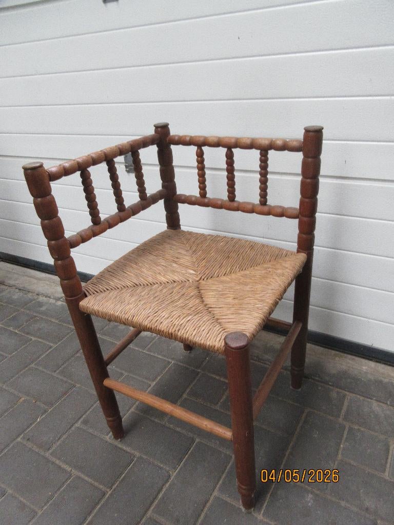 vintage hoekstoel met biezen zitting en bewerkte leuning., Ophalen, Gebruikt, Bruin, Hout