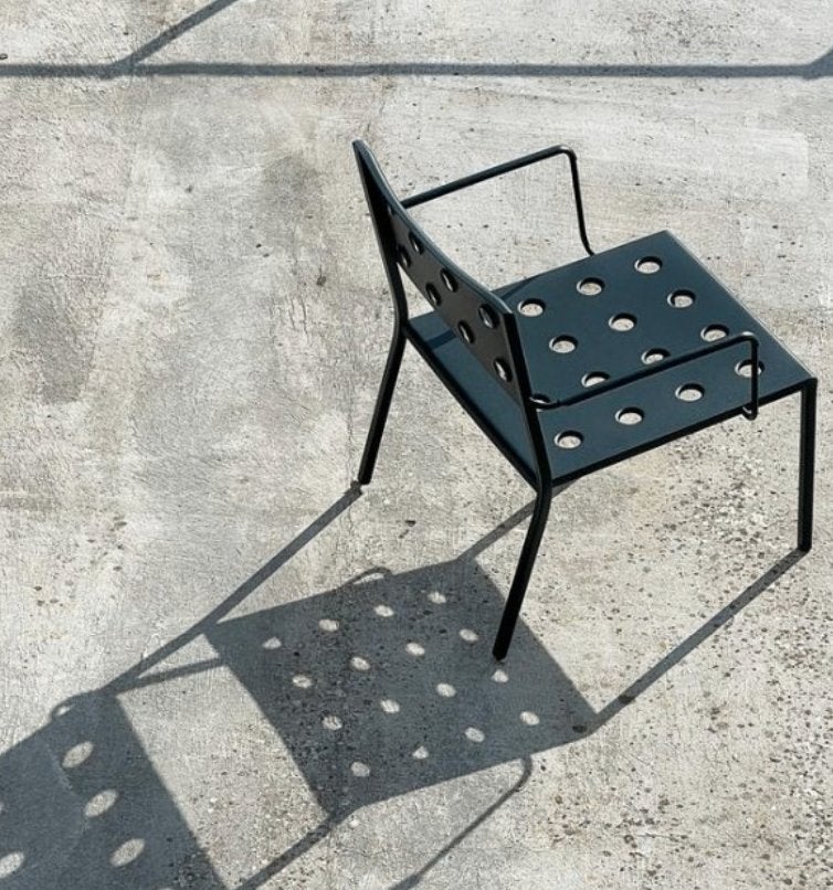 Hay Balcony fauteuil met armleuning anthracite | €355, nu, Tuin en Terras, Tuinstoelen, HAY, HAY, Nieuw, Aluminium
