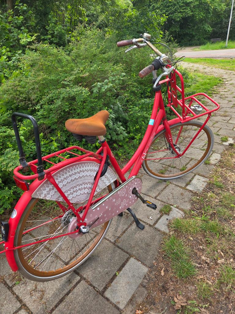 Rode damesfiets met voordrager - banden zacht, Fietsen en Brommers, Fietsen | Dames | Damesfietsen, Ophalen, Gebruikt, Overige merken