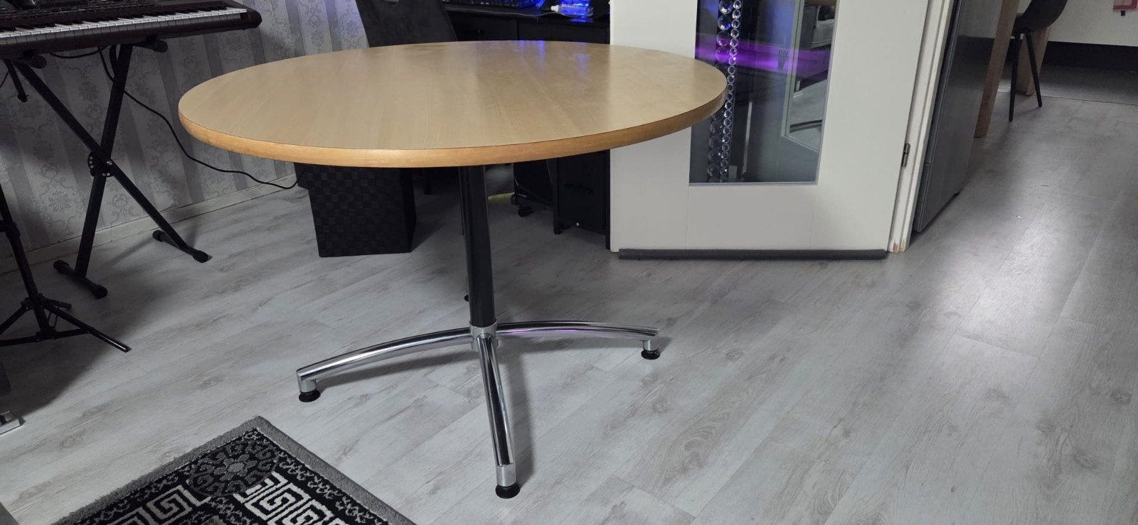 Ovale eettafel met metalen onderstel, Huis en Inrichting, Tafels | Eettafels, Overige houtsoorten, Gebruikt, 100 tot 150 cm, Modern