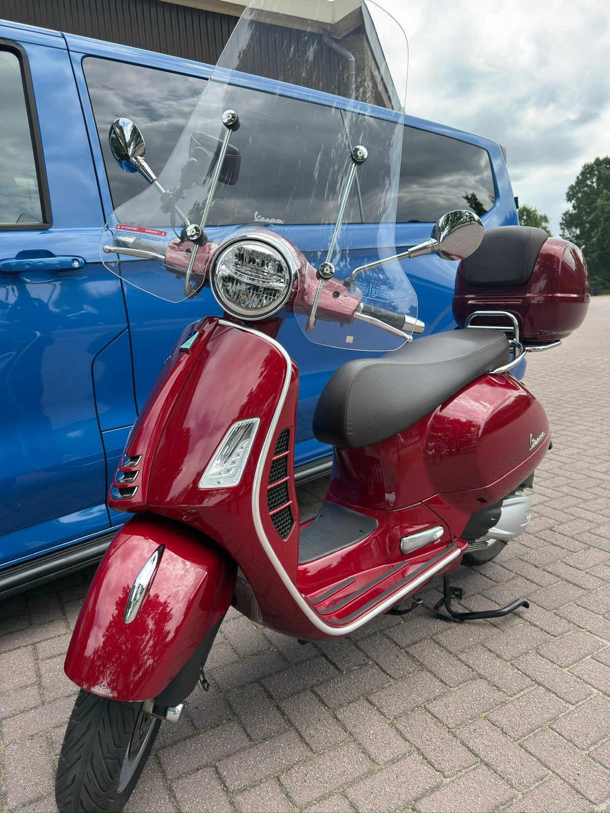 Motorscooter Vespa 2020 4000 km zo goed als nieuw, Fietsen en Brommers, Scooters | Vespa, Ophalen, Zo goed als nieuw, Benzine
