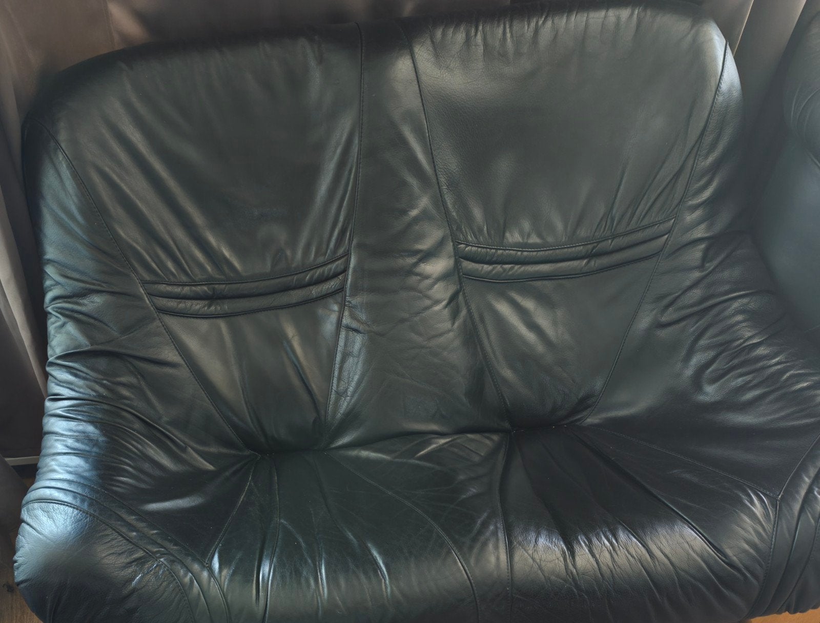 Comfortabele tweezitsbank van leer, Huis en Inrichting, Banken | Bankstellen, Ophalen, Gebruikt, Klassiek, Comfortabel, 150 tot 200 cm