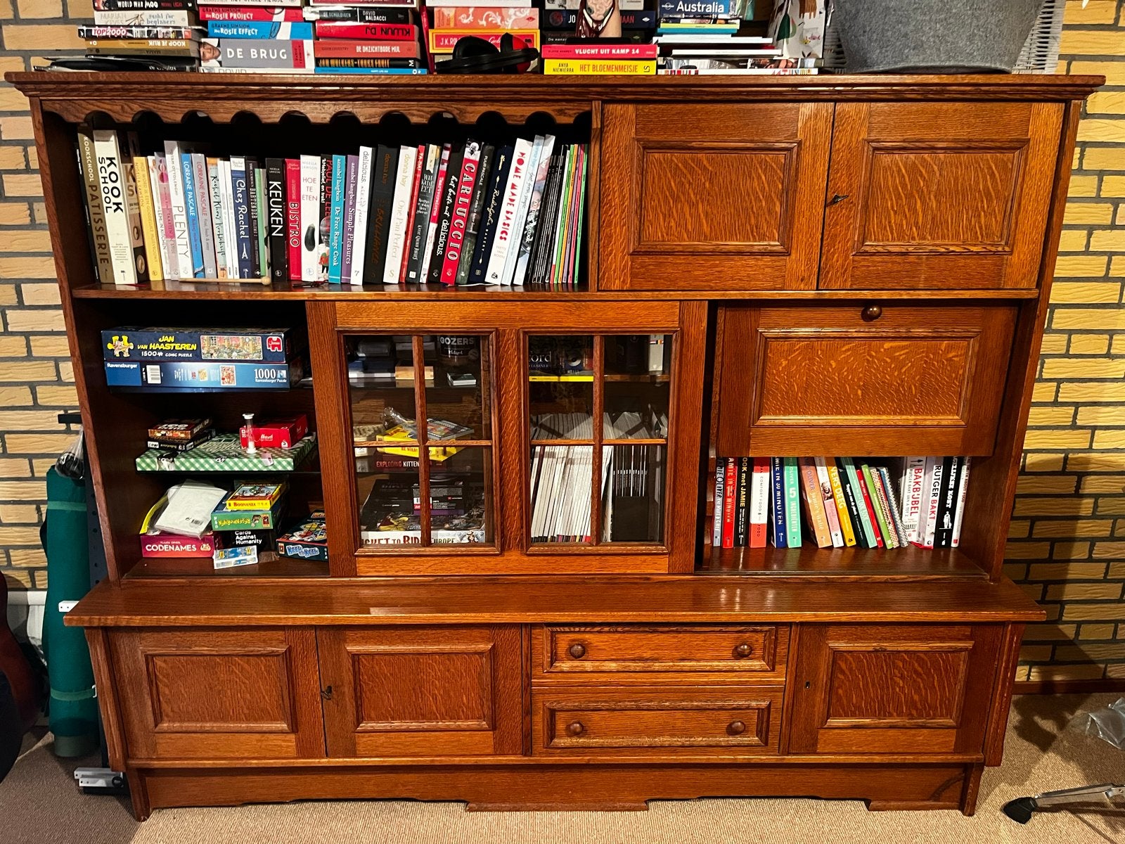 Retro houten boekenkast met vitrine en lades, Antiek en Kunst, Ophalen
