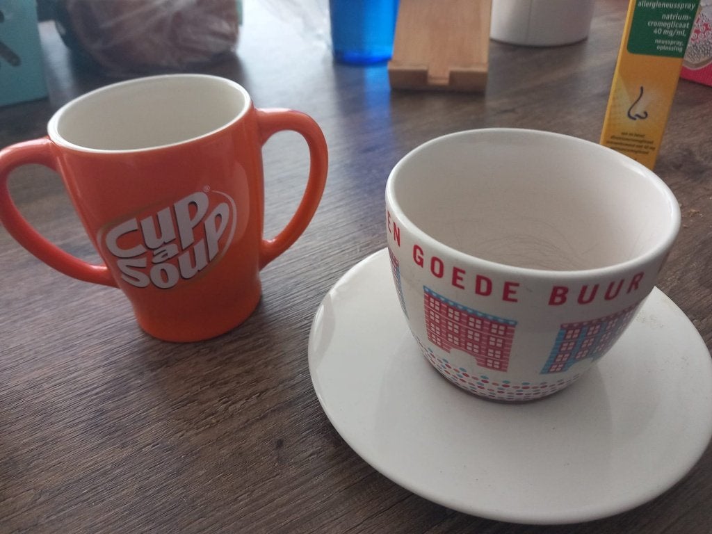 Leuke mokken oa met papa erop en leuke schaaltjes, soepkomme, Gebruikt, Ophalen of Verzenden, Overige stijlen, Kop(pen) en/of Schotel(s)