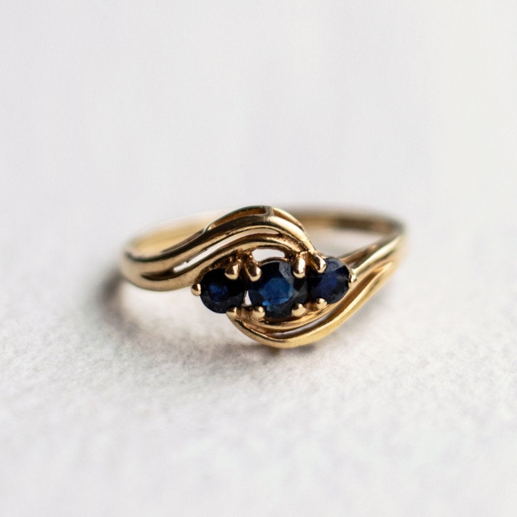 Vintage 9K gouden Trilogie ring met saffier - 15,75, Ophalen of Verzenden, Met edelsteen, Dame, Goud