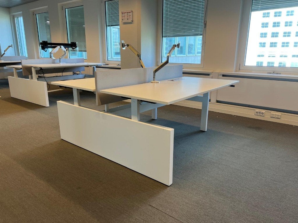 Ahrend duo-bureau met slinger/kabelgoot 250€/st, 80st, In hoogte verstelbaar, 160 cm, Gebruikt, Metaal
