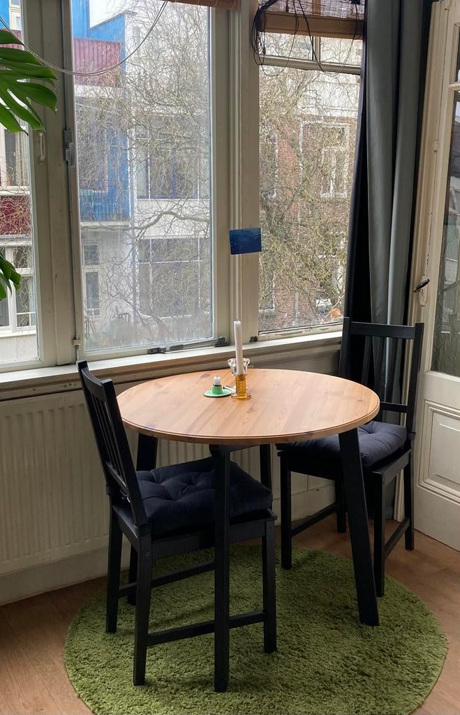 Ronde houten eettafel en eetkamerstoelen IKEA set, Huizen en Kamers, Kamers te huur