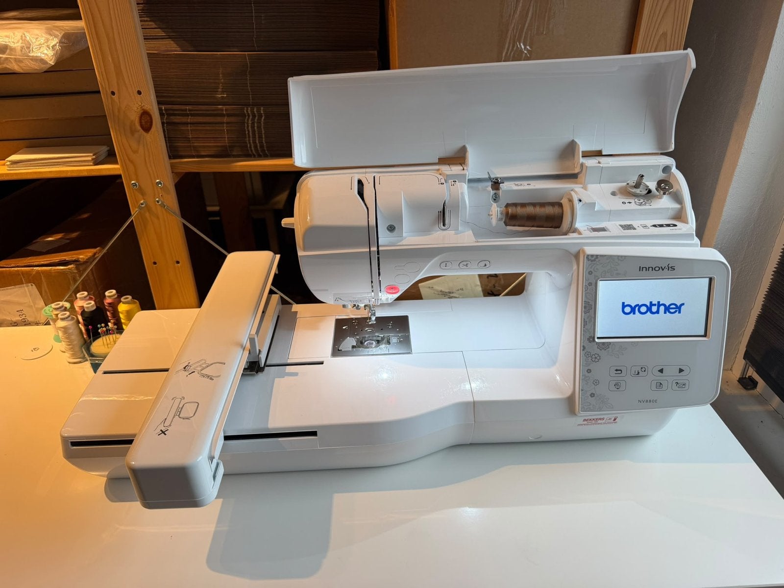 Brother NV880e borduurmachine - inclusief toebehoren, Ophalen, Zo goed als nieuw, Machineborduren, Borduurmachine