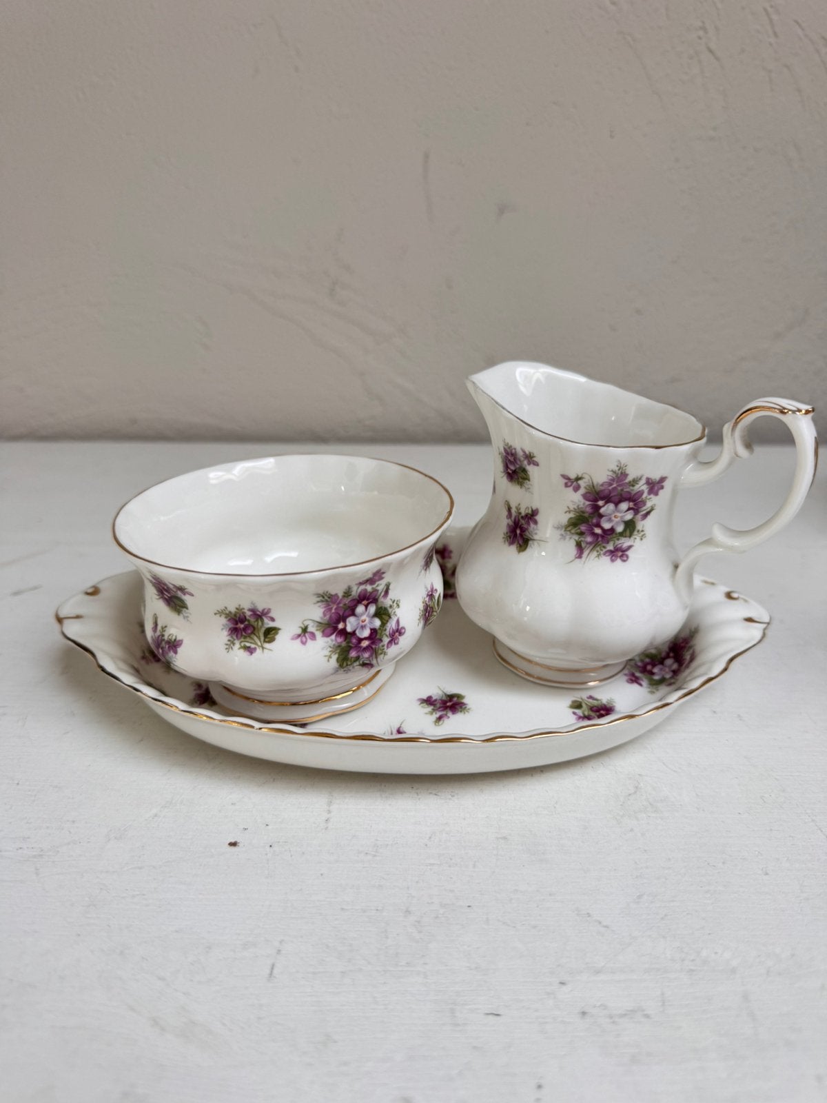 Roomstel Royal Albert Sweet Violets, Ophalen of Verzenden, Zo goed als nieuw, Porselein, Kop en/of schotel