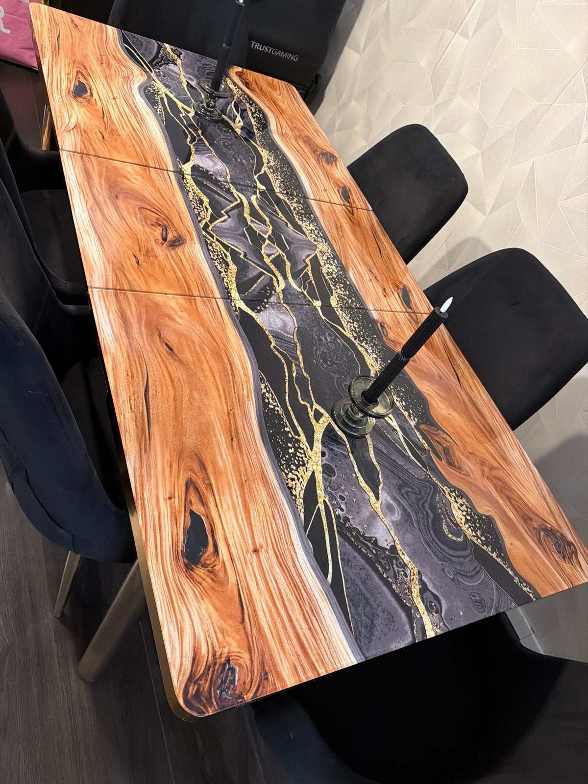 Moderne eettafel met epoxy rivier design – Zwart/Goud, Huis en Inrichting, Tafels | Eettafels, Gebruikt, 100 tot 150 cm, Vier personen