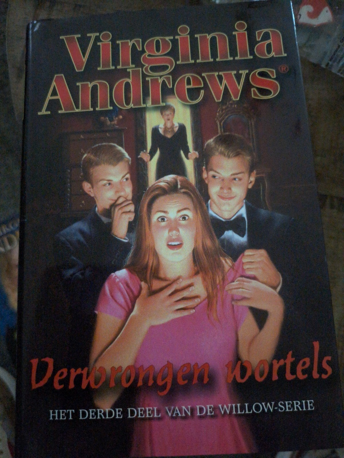Virginia Andrews - Verwrongen Wortels (Willow-serie), Boeken, Ophalen of Verzenden, Gelezen, Virginia Andrews, Nederland