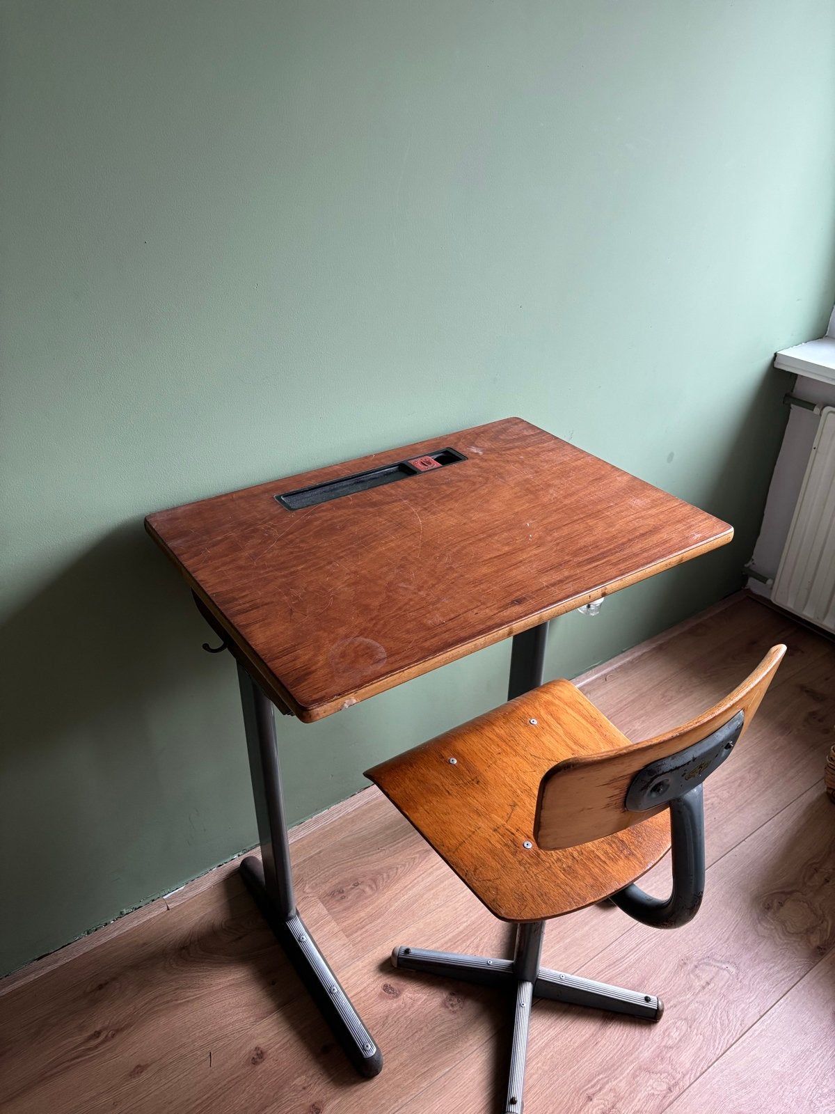 Vintage Schoolbureau met Stoel - Hout en Metaal, Huis en Inrichting, Bureaus, Ophalen, Opbergruimte, Gebruikt, Hout