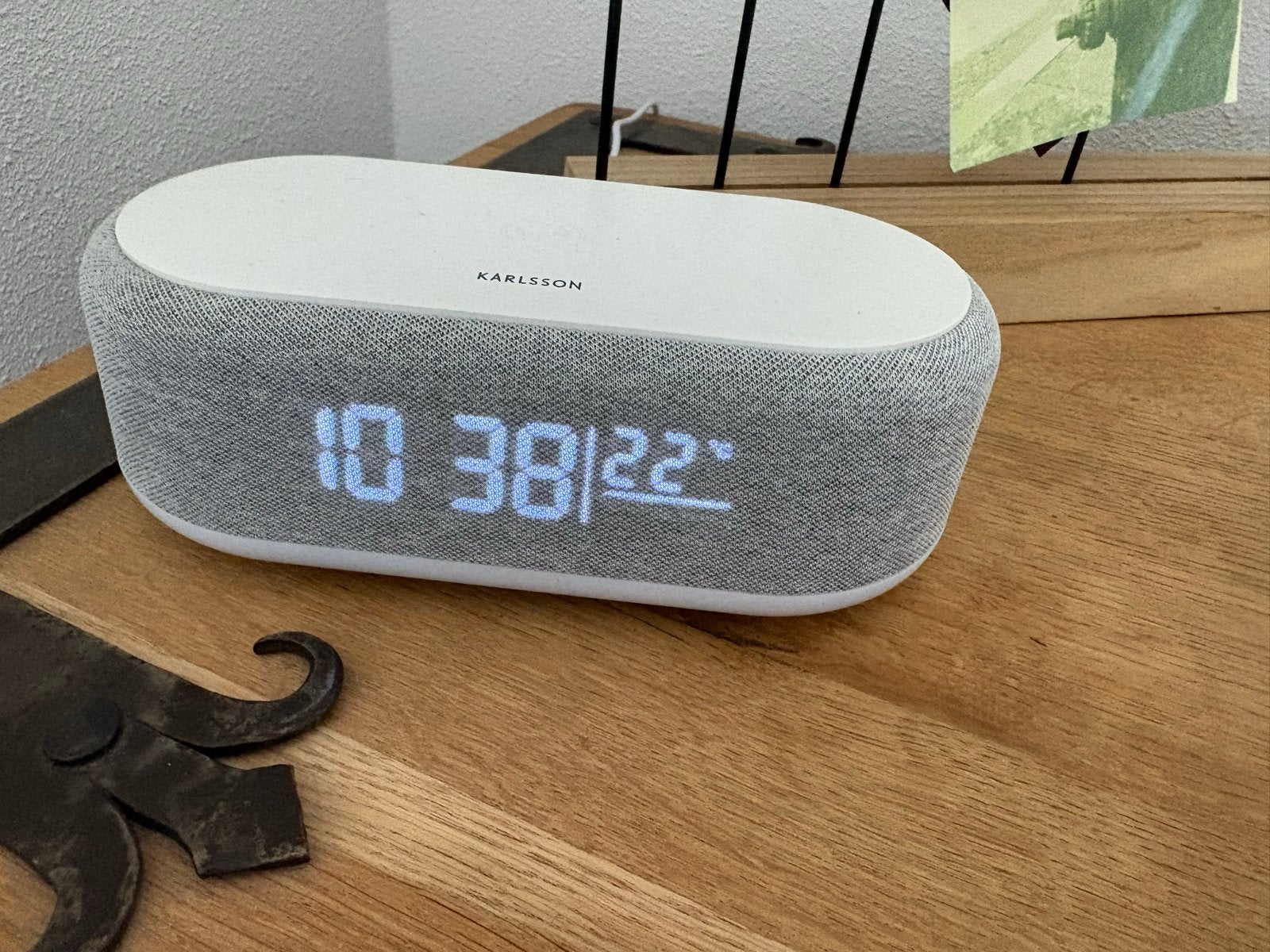 Karlsson Vogue Wekker met Draadloze Oplader en Bluetooth, Ophalen of Verzenden, Zo goed als nieuw, Digitaal