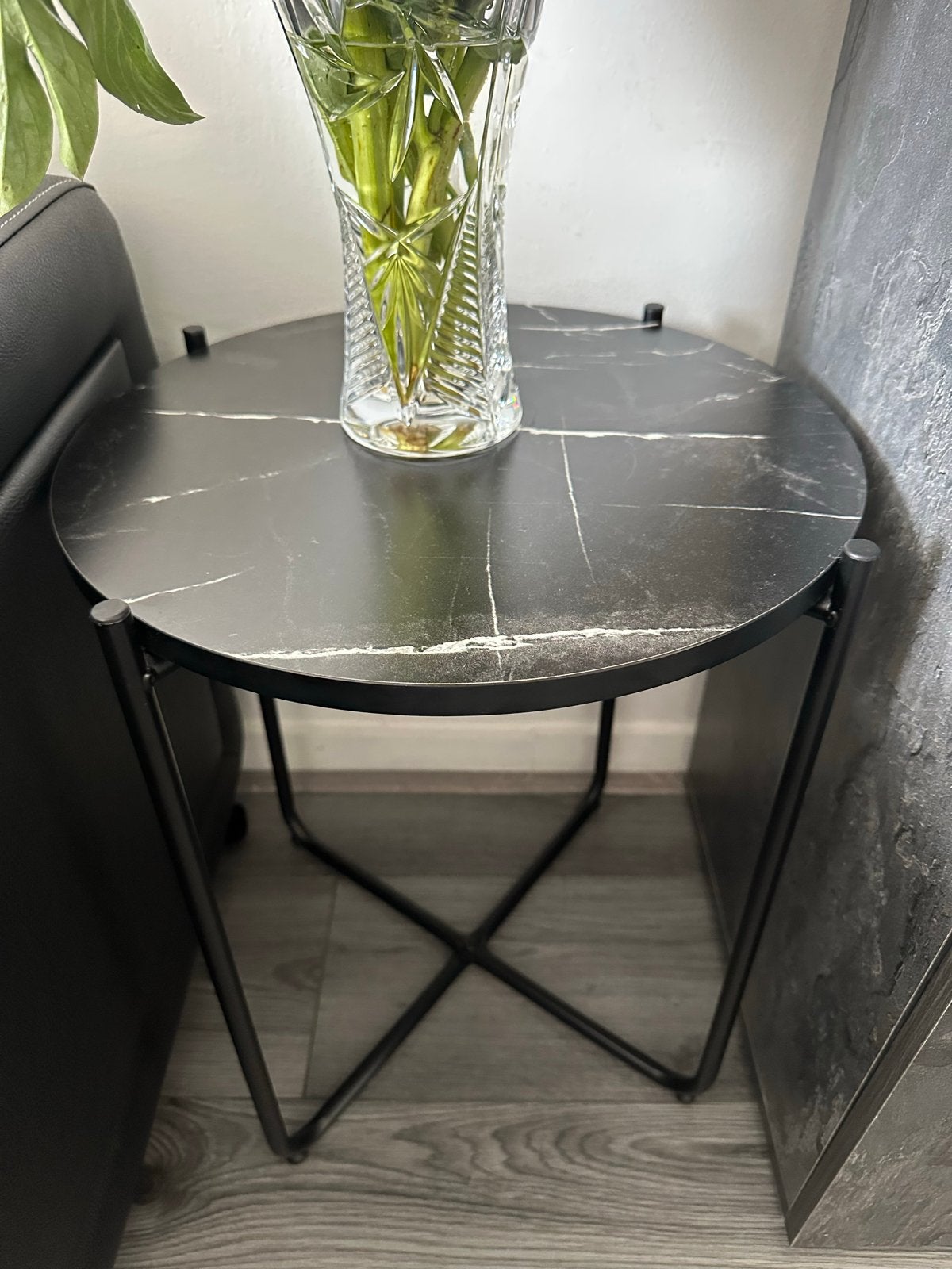 Zwart marmerlook bijzettafel, rond, modern design, Huis en Inrichting, Tafels | Bijzettafels, 45 tot 60 cm, Minder dan 55 cm, Metaal of Aluminium
