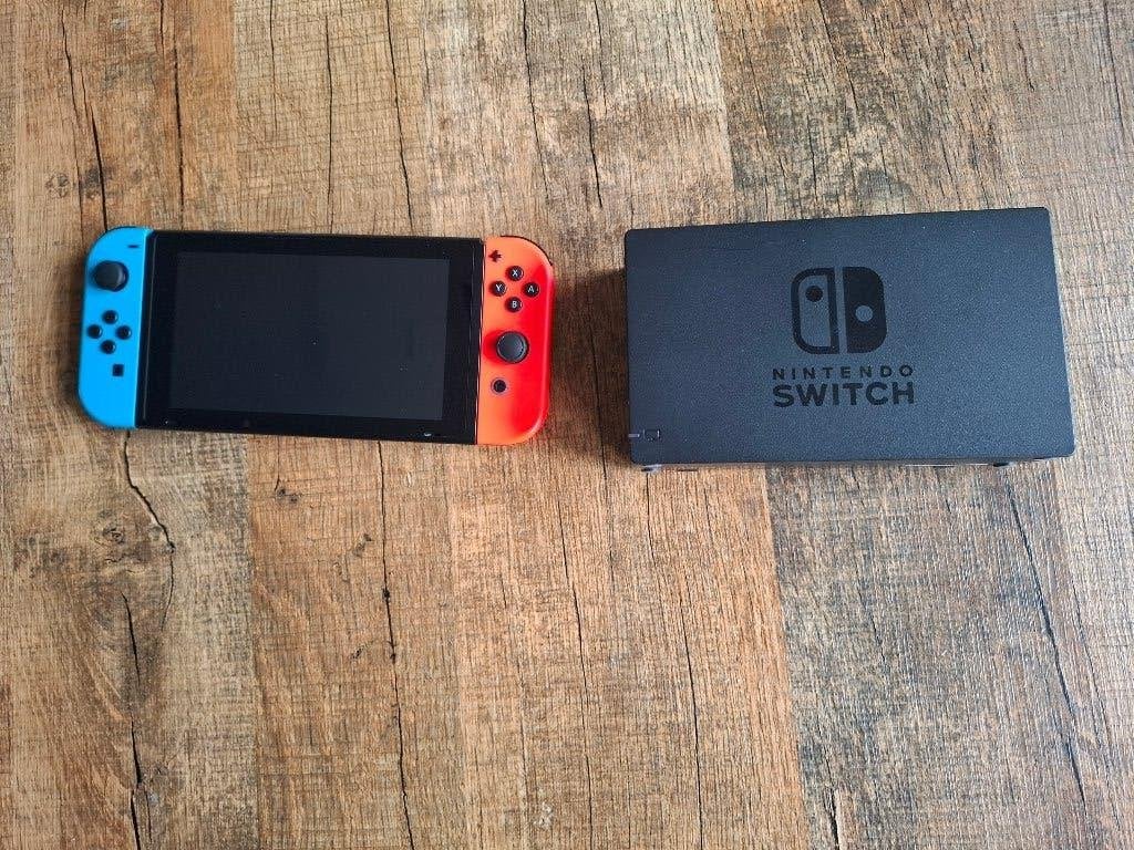 Nintendo switch 2 + stuurtjes, Spelcomputers en Games, Ophalen, Zo goed als nieuw, Switch, Stuurtje of Sportattribuut