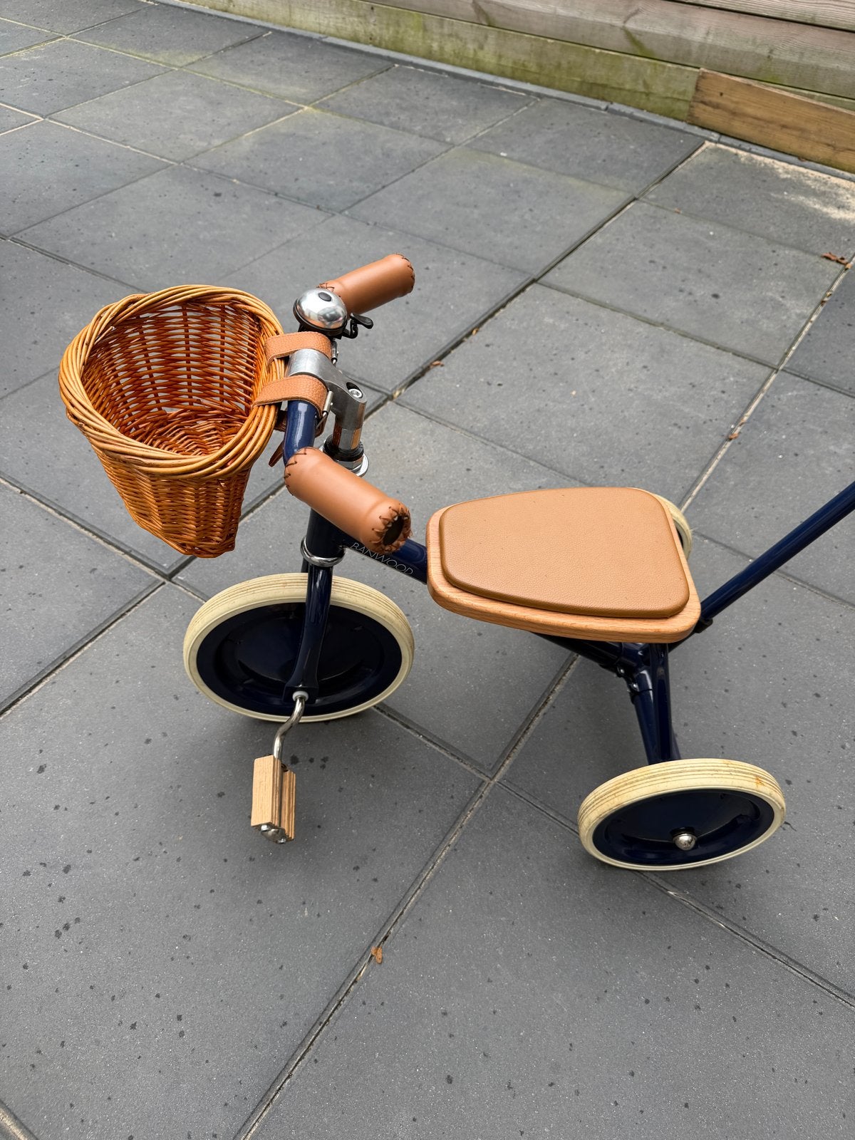 Banwood driewieler met duwstang en mandje, Fietsen en Brommers, Ophalen