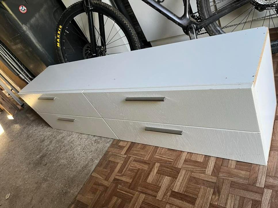 Gratis ophalen. Wit houten ladekastje met 4 laden, Zo goed als nieuw, Minder dan 100 cm, 25 tot 50 cm, 50 tot 100 cm