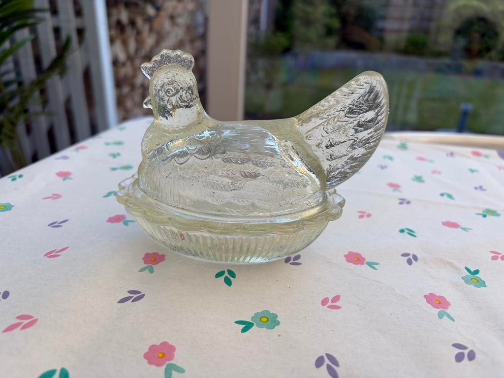 Glazen kip op nest van persglas, Antiek en Kunst, Antiek | Glas en Kristal, Ophalen of Verzenden