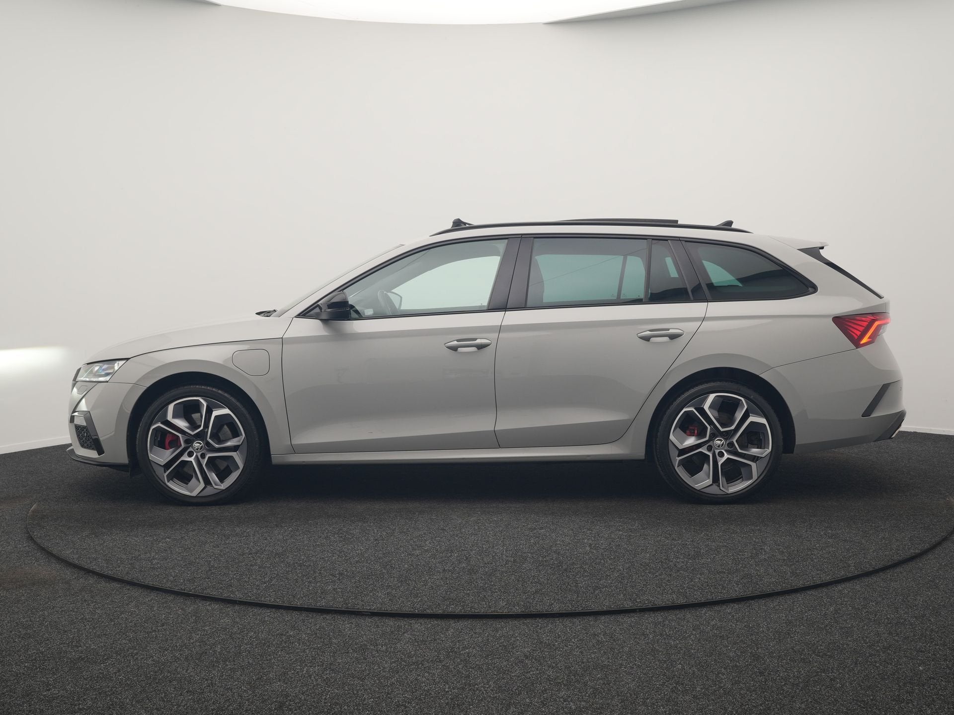 Skoda Octavia Combi 1.4 TSI iV RS PHEV 245pk Dealer O.H. | P, Auto's, Skoda, Stof, Gebruikt, Zwart, Hybride Elektrisch/Benzine
