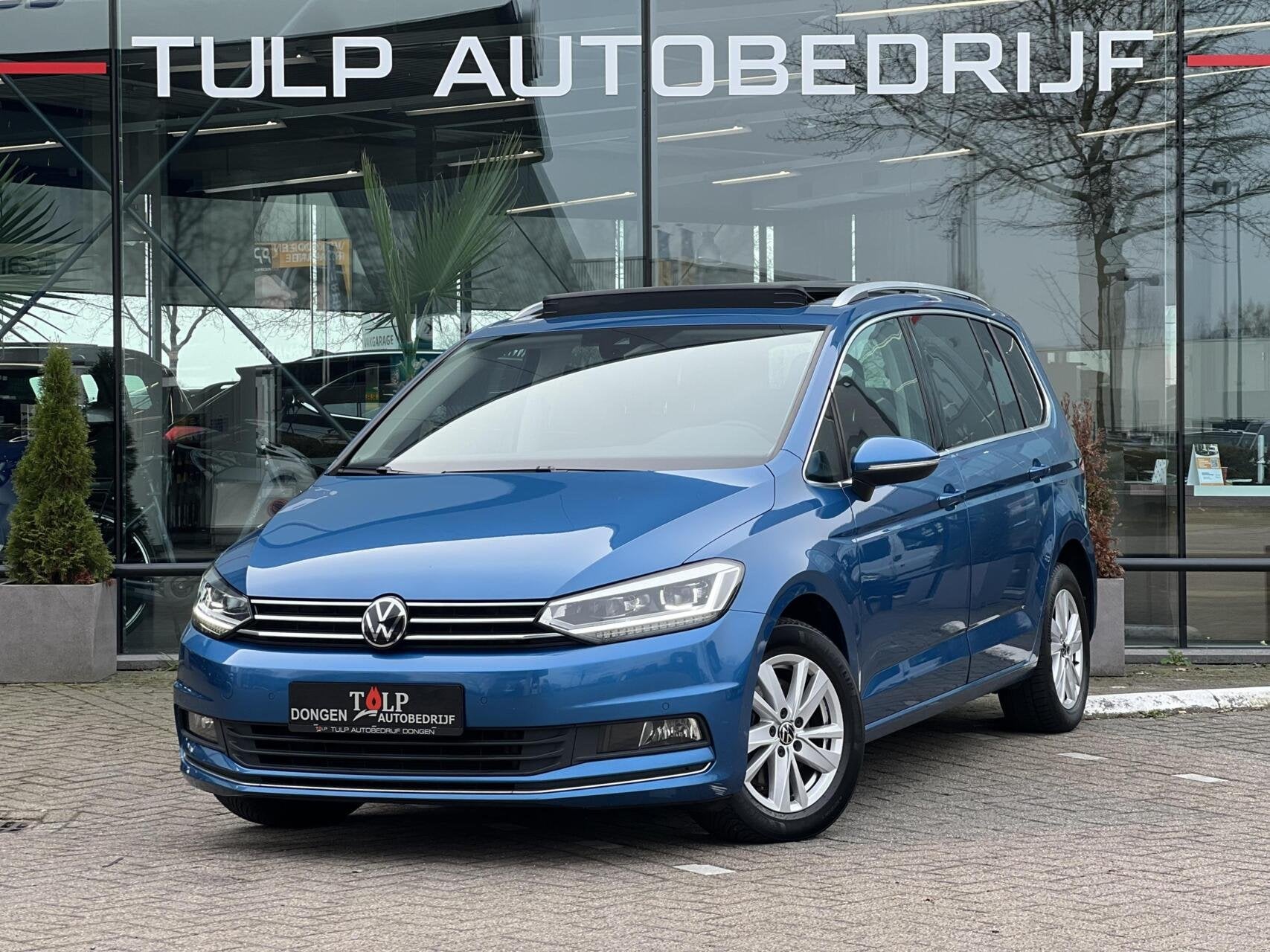 Volkswagen Touran 1.5 TSI Highline 7p Automaat Dak Leder Lux, Auto's, 15 km/l, Zwart, 4 cilinders, 150 pk