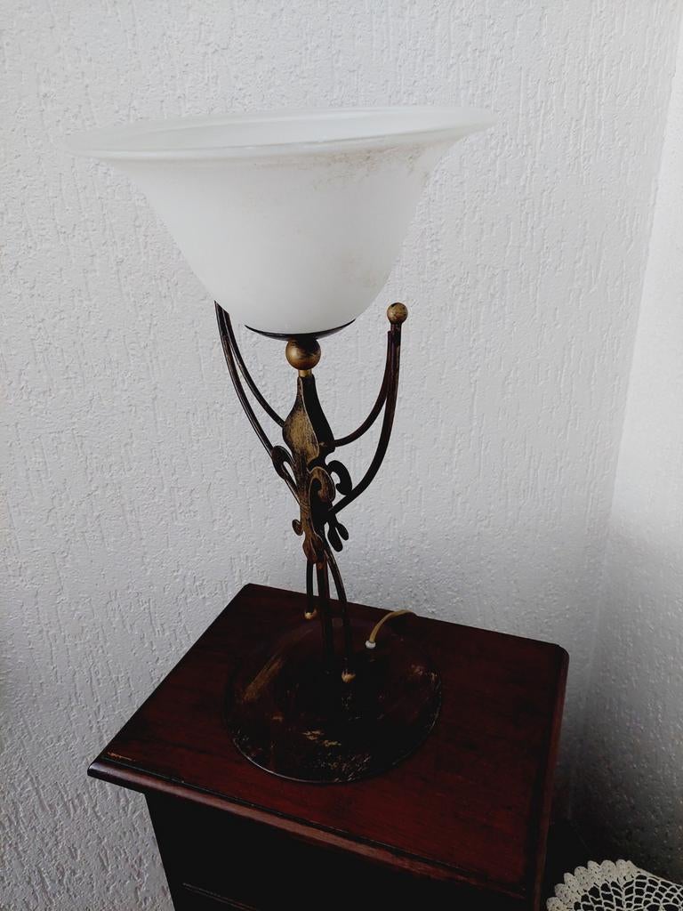 Decoratieve schemerlamp met metalen voet en glazen kap, Huis en Inrichting, Ophalen, Gebruikt, Glas, Klassiek, Decoratief