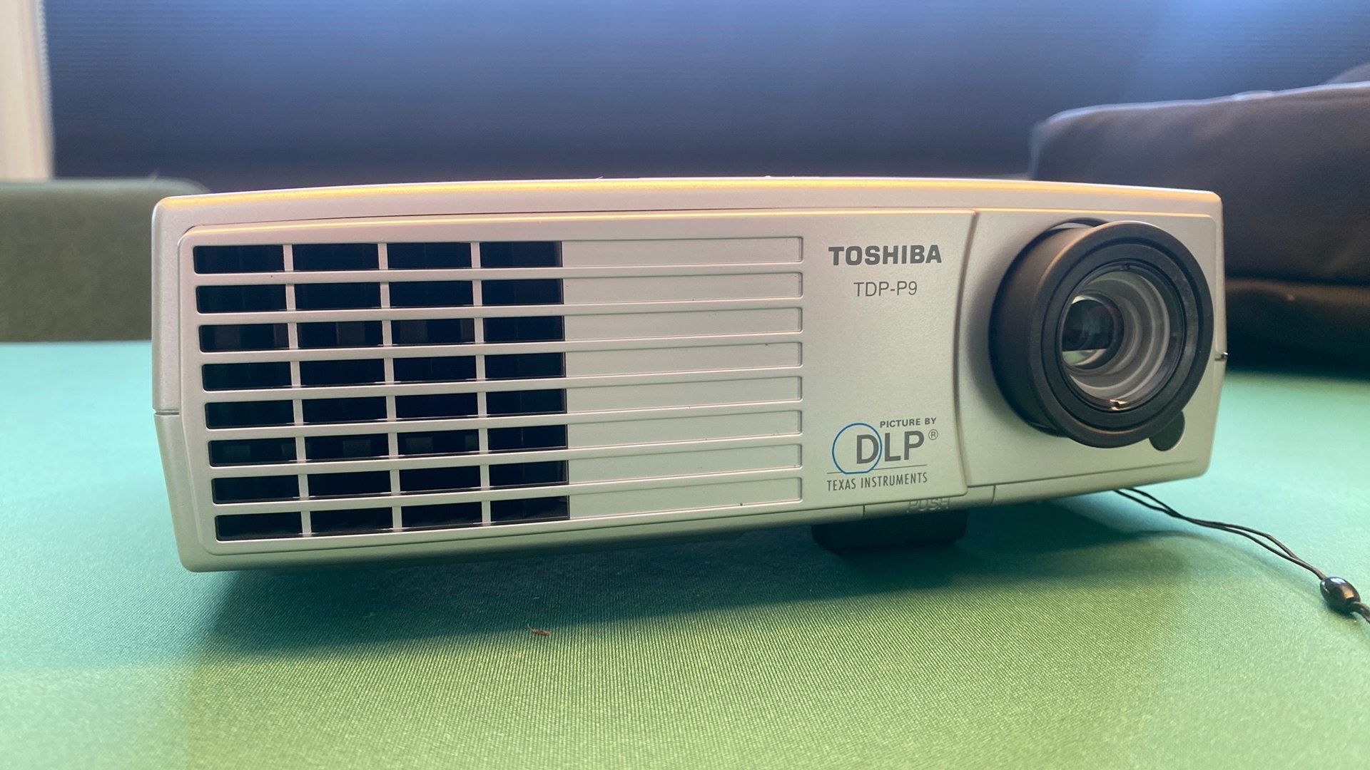 Toshiba TDP-P9 projector, Ophalen of Verzenden, Zo goed als nieuw