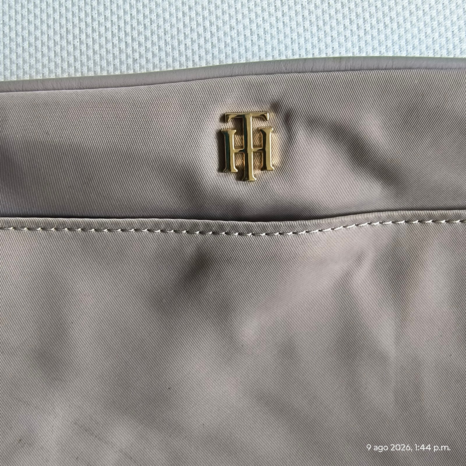 Tommy Hilfiger Schoudertasje-Taupe 25 x 16cm, Ophalen of Verzenden, Gebruikt, Bruin, Schoudertasje