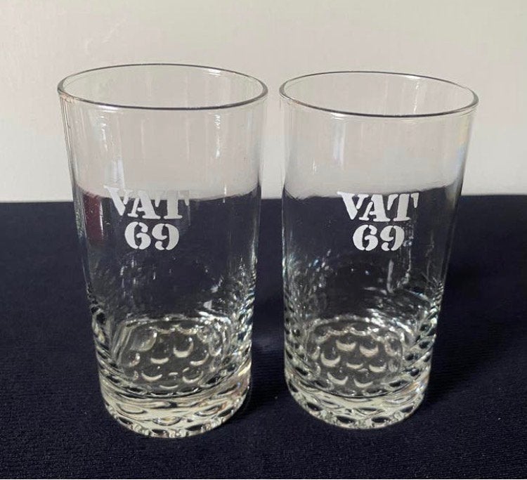 2 VAT 69 scotch whisky glazen. Hoogte 12,5 cm., Ophalen of Verzenden, Zo goed als nieuw, Borrel- of Shotglas