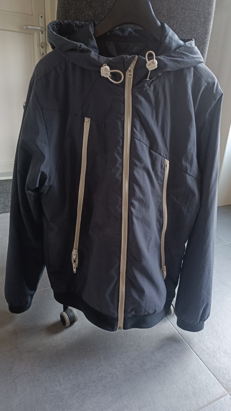 Donkerblauwe jas met ritsen, Ophalen of Verzenden, Zo goed als nieuw, Maat 46/48 (XL) of groter, Blauw