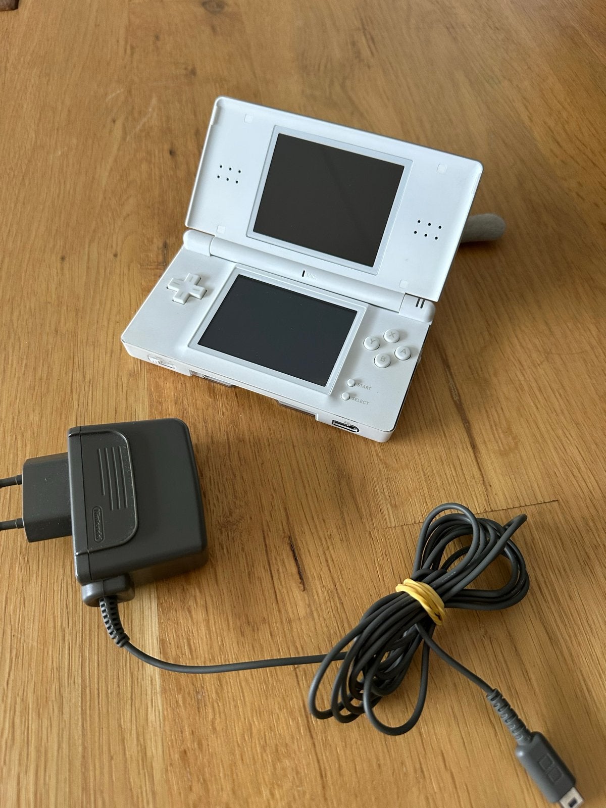 Nintendo DS Lite Wit met oplader, Spelcomputers en Games, Ophalen of Verzenden, Gebruikt, Wit, DS Lite