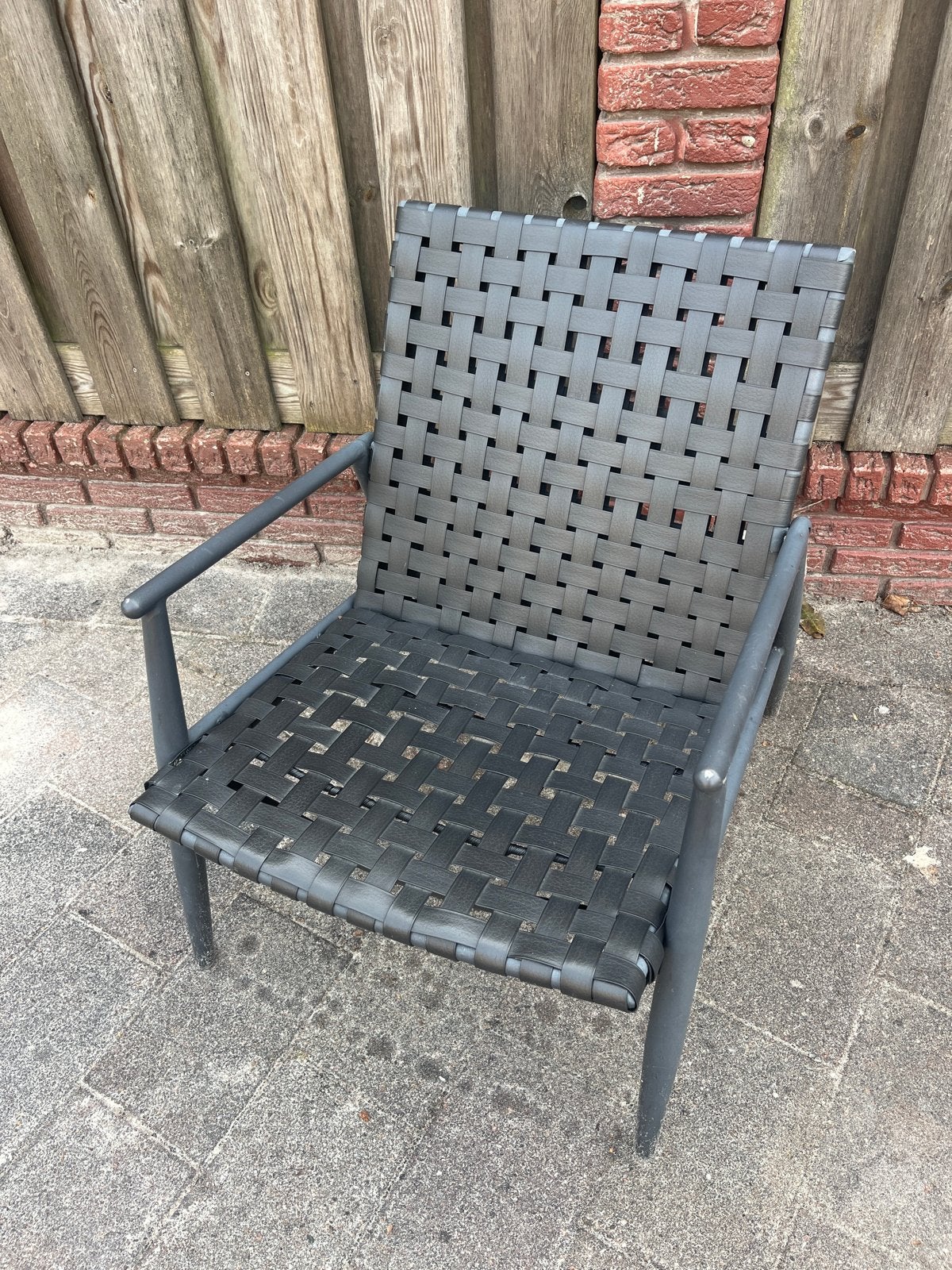 Comfortabele grijze tuinstoel met gevlochten zitting, Ophalen, Gebruikt, Metaal