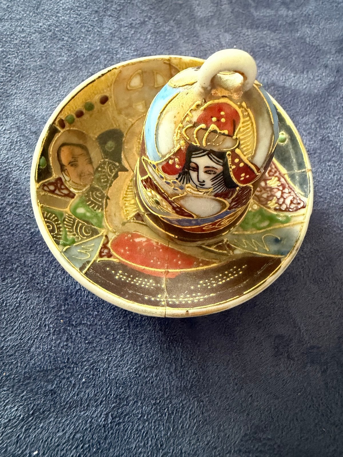 Antiek Japans Satsuma belletje met Geisha-motief en schotelt, Antiek en Kunst, Ophalen of Verzenden