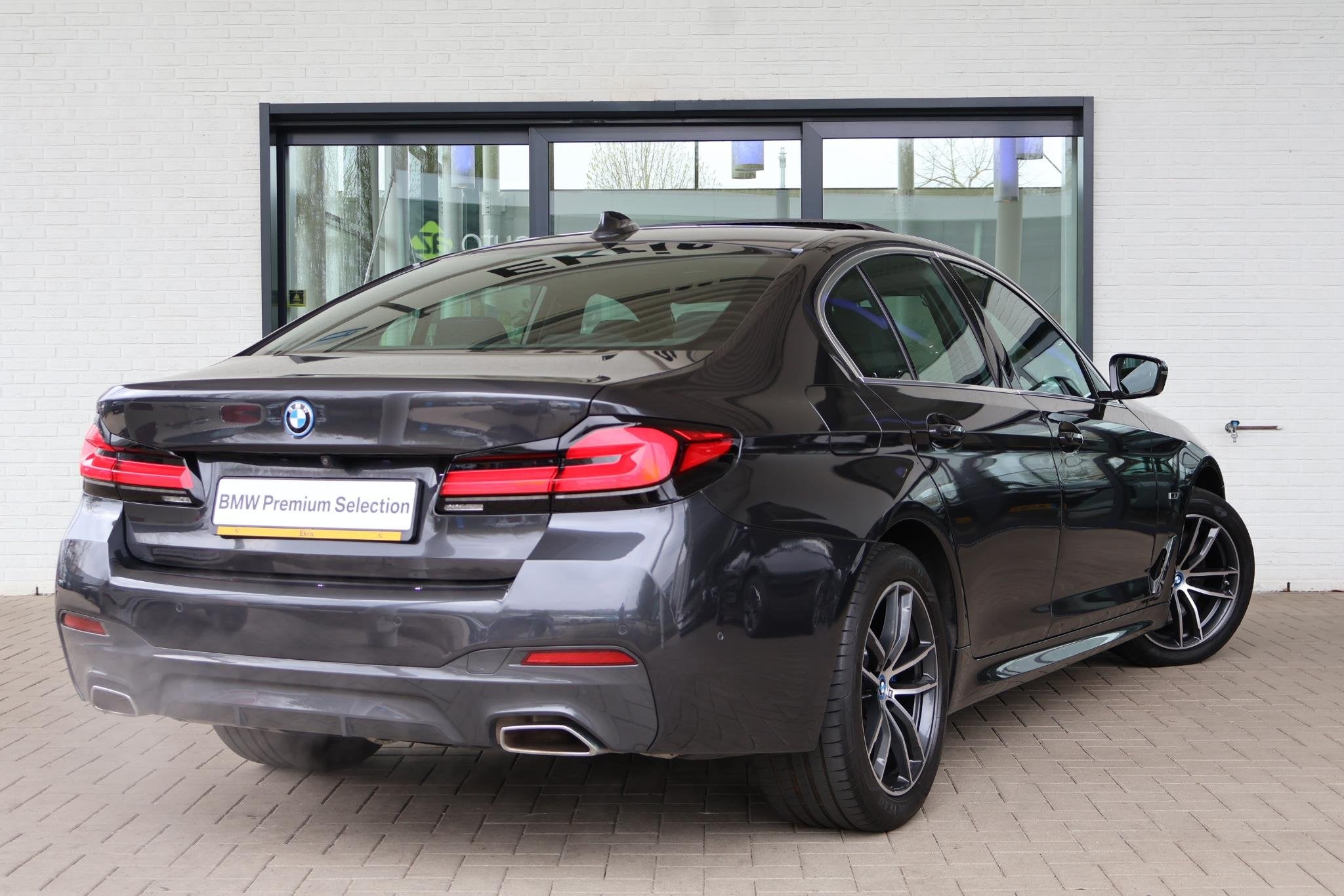BMW 5 Serie 545e xDrive | SOH 89,8% | M Sport | Panorama Dak, Auto's, Stof, Gebruikt, 394 pk, Plug-in hybride