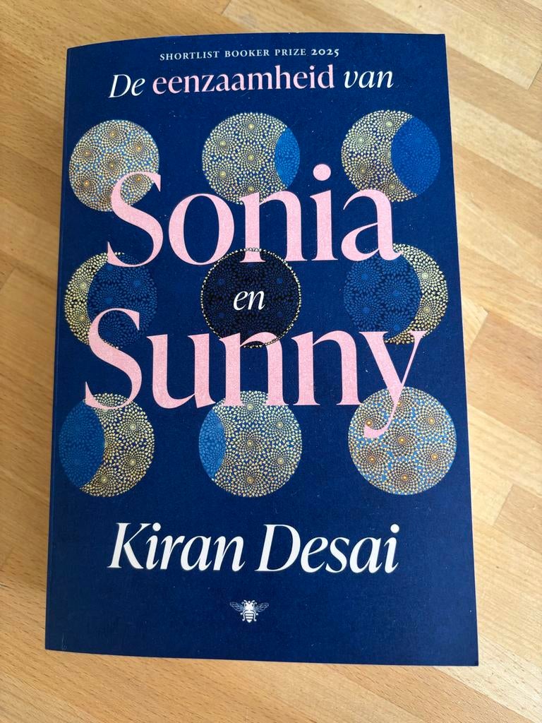 De eenzaamheid van Sonia en Sunny - Kiran Desai, Ophalen of Verzenden, Gelezen, Nederland