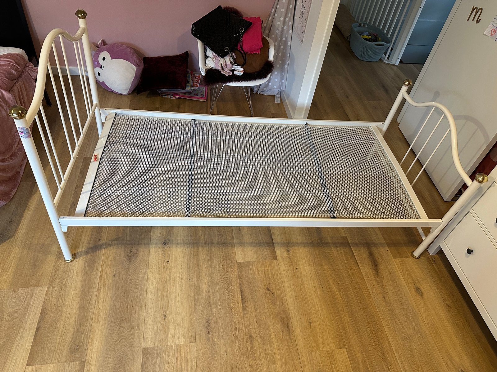 Eenpersoons meisjesbed, wit metaal met gouden accenten, Ophalen, Gebruikt, 90 cm, Eenpersoons