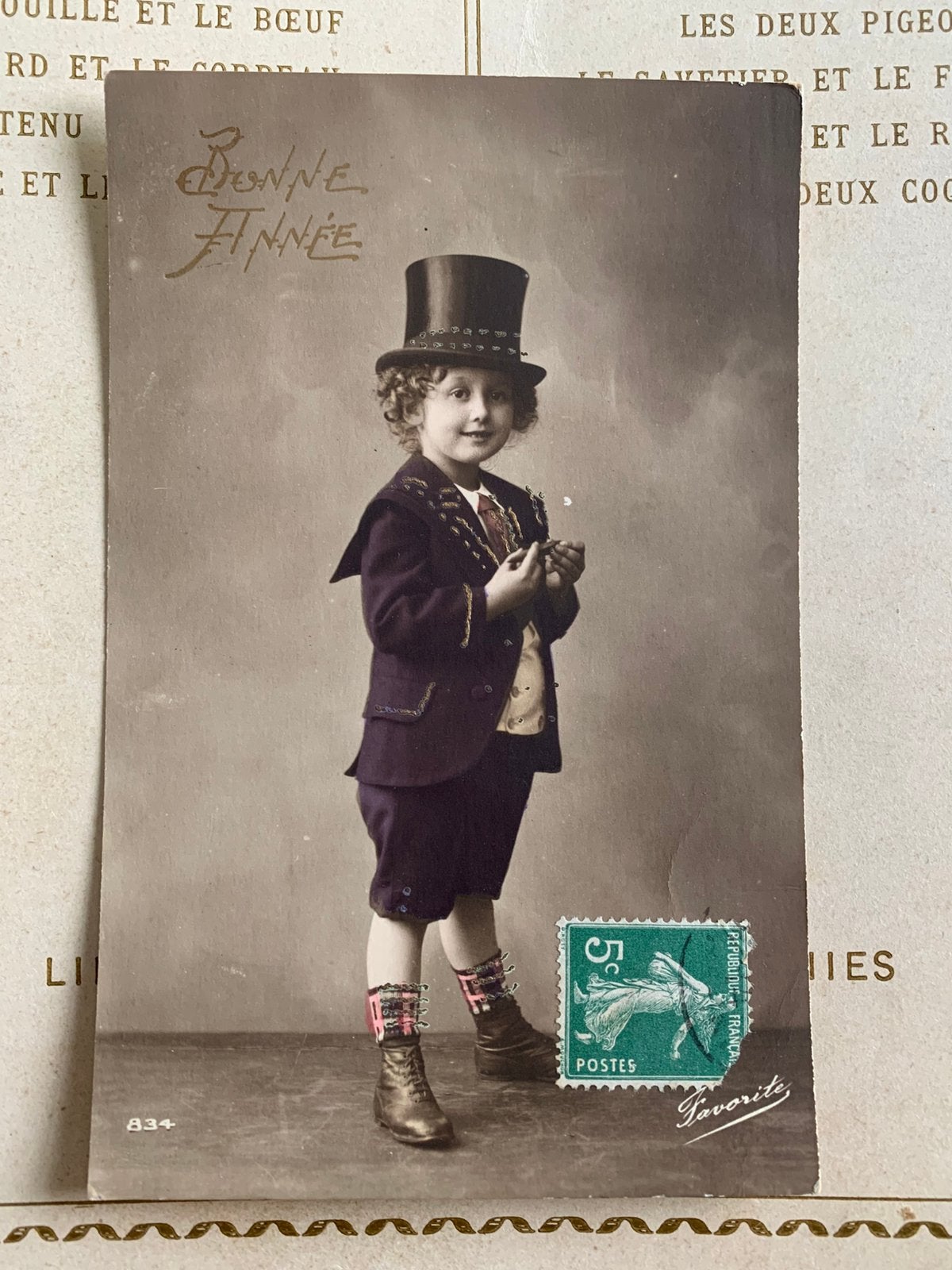 Bonne Année - kindje met hoge hoed en geruite sokken (KM), Ophalen of Verzenden, Voor 1920, Gelopen, Feest(dag)