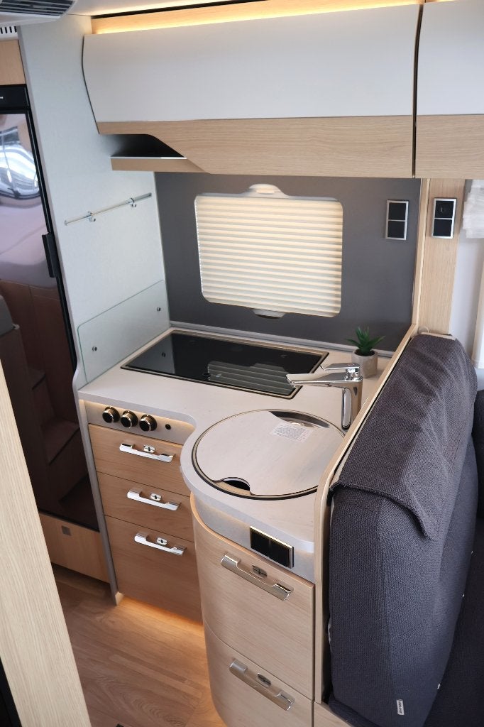 Foto 15 van Hymer BMC-I 600 WhiteLine ! BOVENKASTEN ! ALDE ! E&P LEVEL !