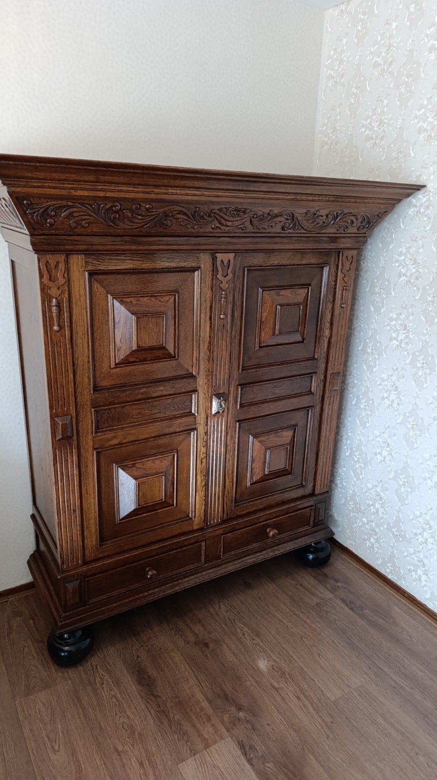 Eiken Kast met rijkelijk sierwerk, Ophalen