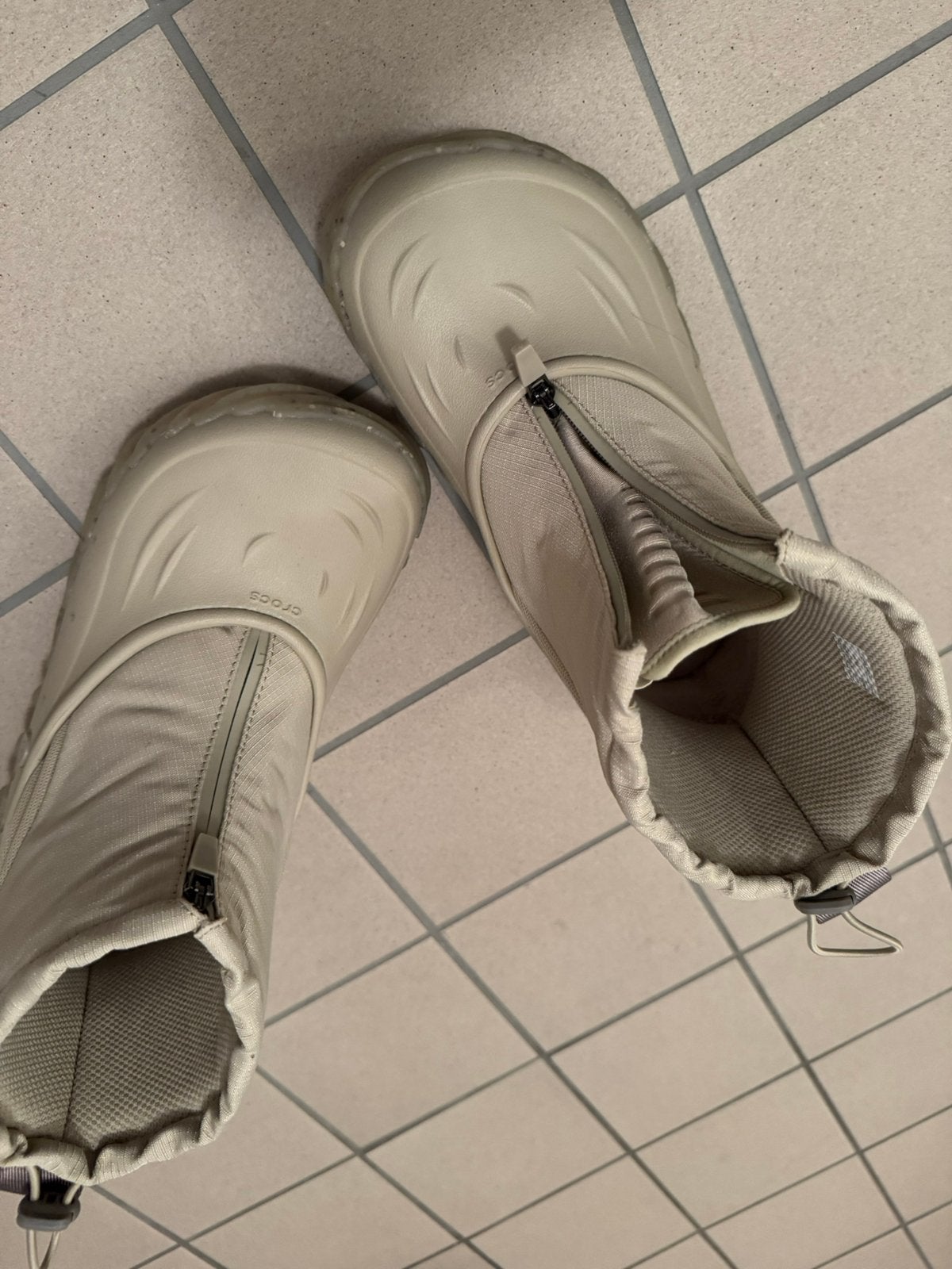 Te koop zo goed als nieuwe originele Crocs! Maat 39/40., Kleding | Dames, Ophalen, Zo goed als nieuw, Beige