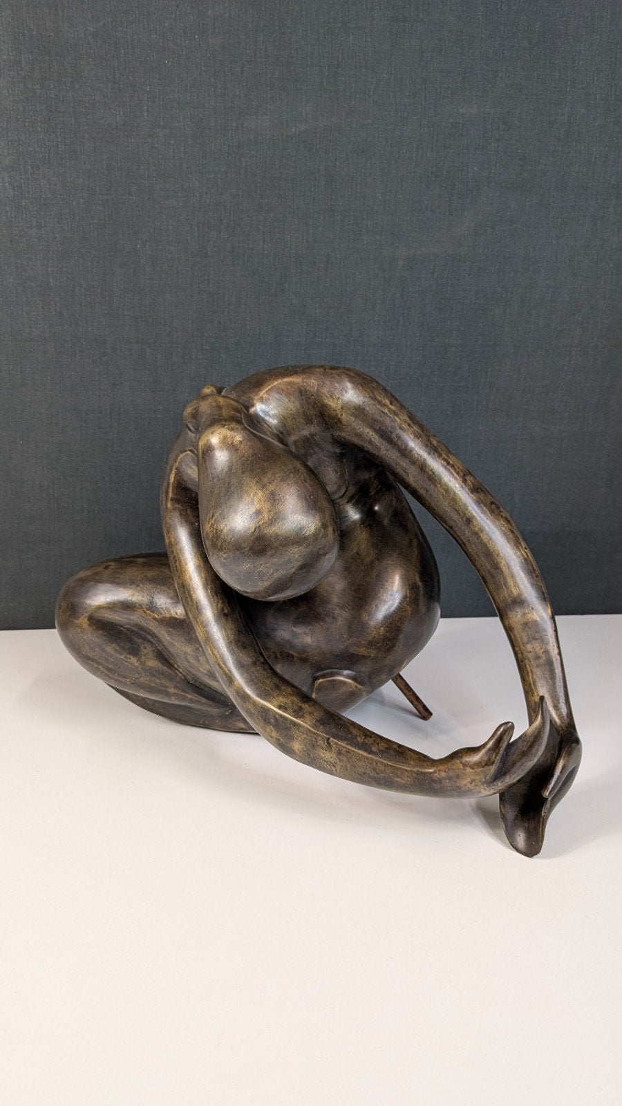 Abstract zittend figuur beeld – ca. 32 cm, Ophalen, Brons, 20 - 50 cm, Beeld