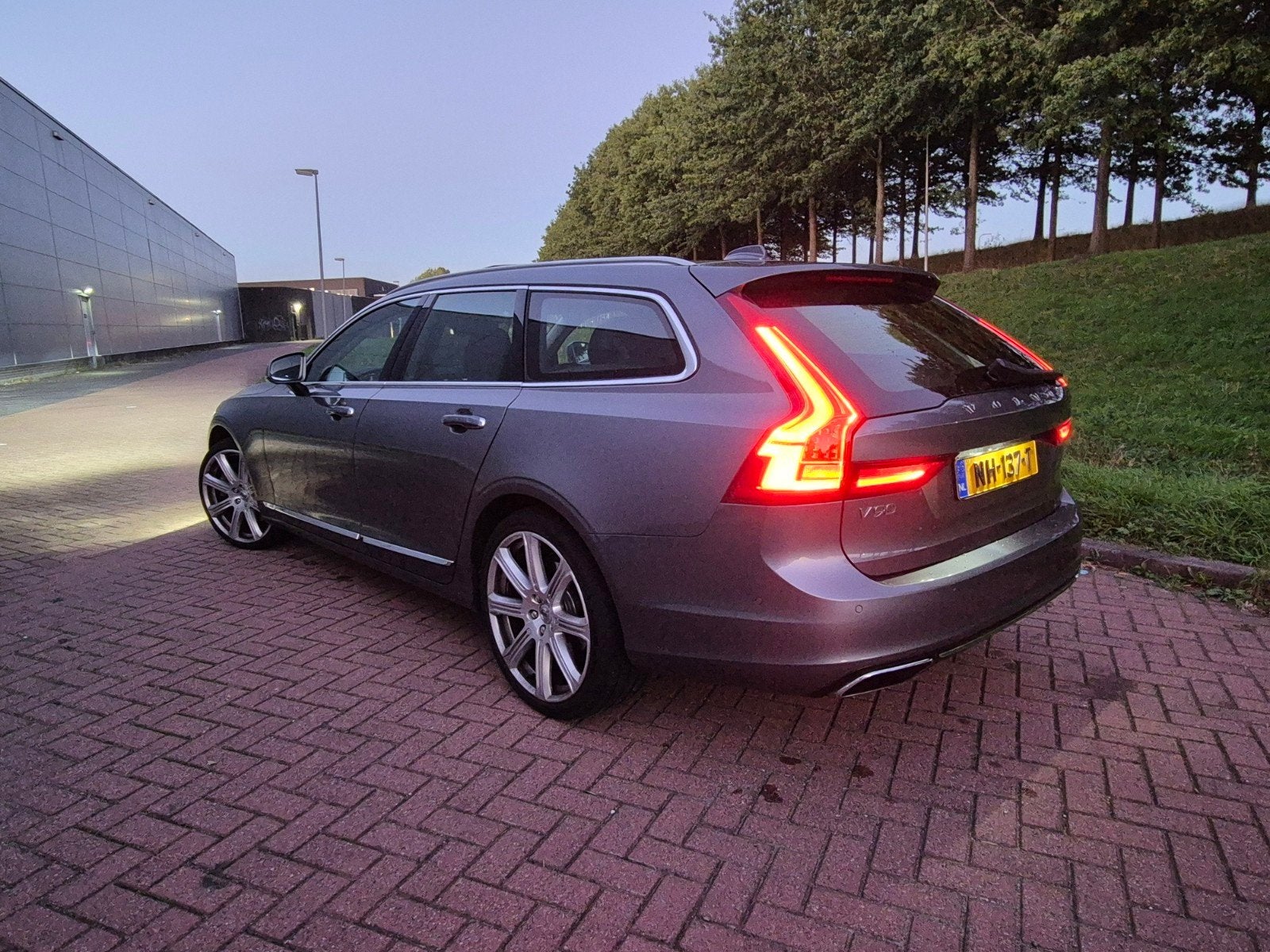 Volvo V90 D3 110KW Aut6 2017 Grijs, Auto's, 4 cilinders, 1969 cc, Origineel Nederlands, Stationwagon