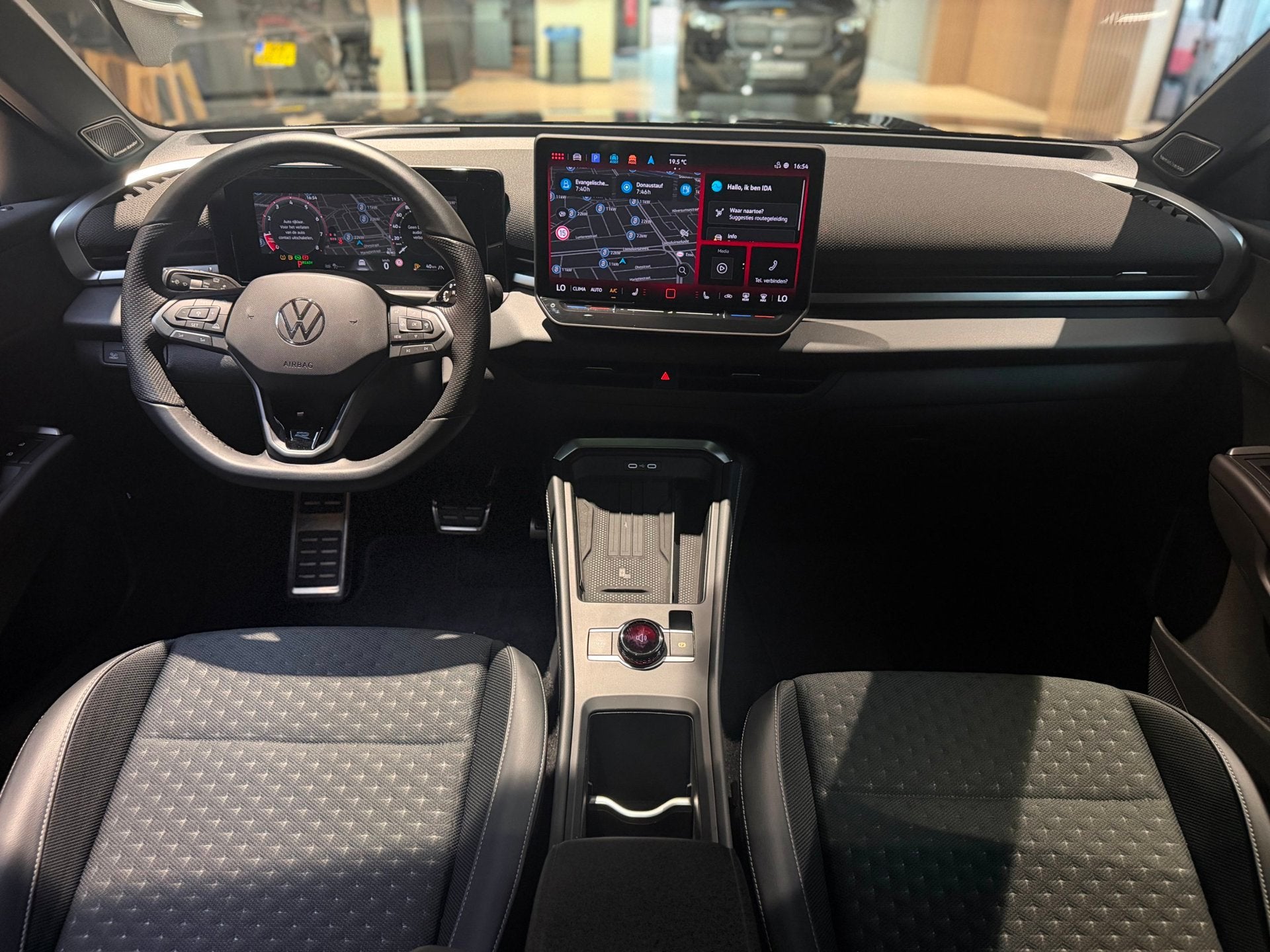 Volkswagen T-ROC 1.5 eTsi R-Line First Edition|Pano|Matrix|K, Auto's, 730 kg, Euro 6, 4 cilinders, 150 pk