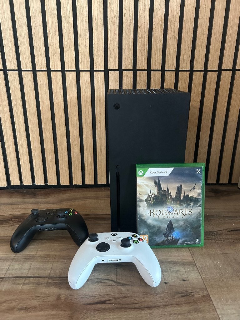 Xbox Series X 1TB + 2 controllers + 8 games