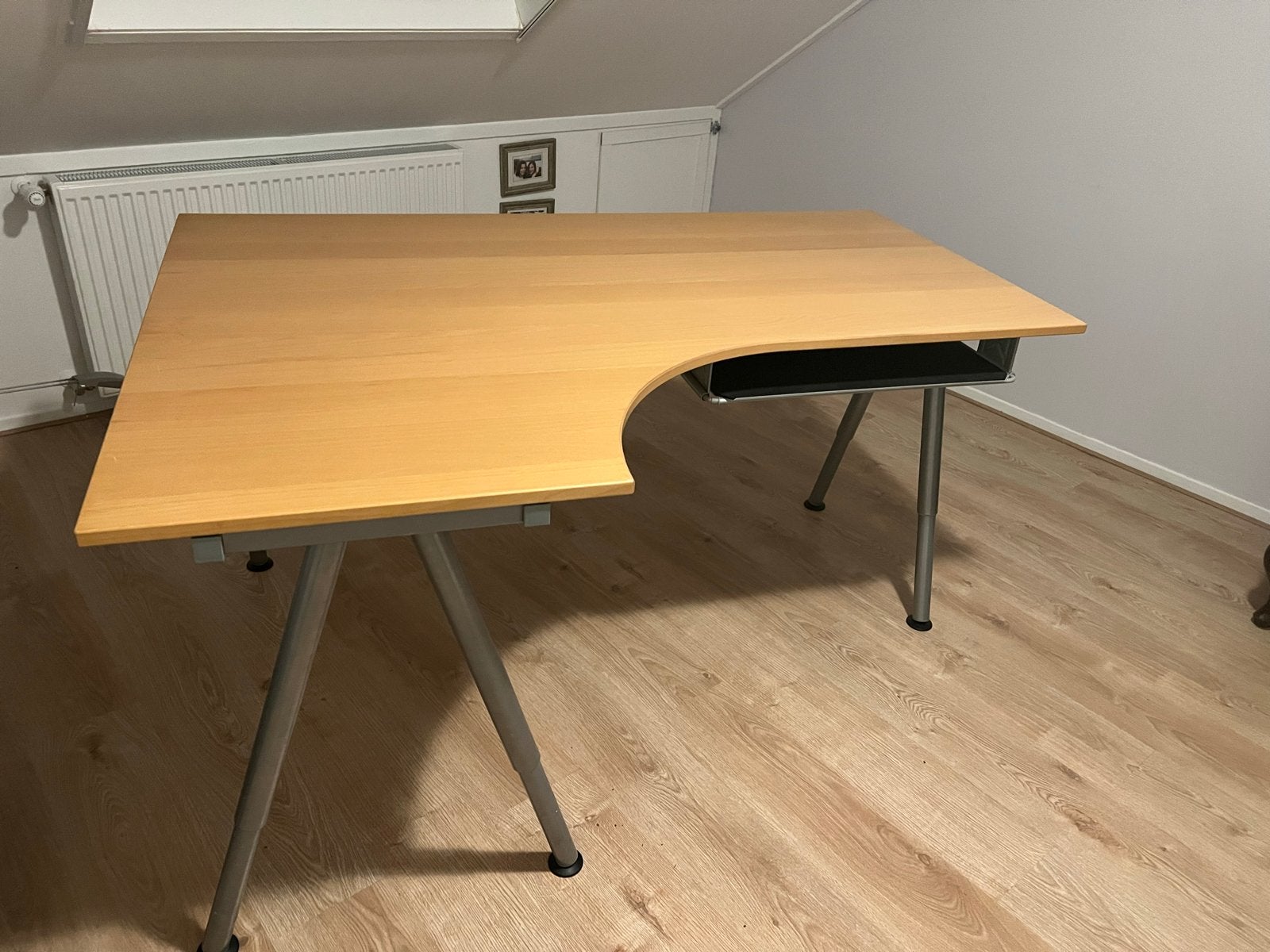 IKEA hoek bureau gratis- Beukenkleur, Hoogte Verstelbaar, Huis en Inrichting, Bureaus, Ophalen, 160 cm, 120 cm, Spaanplaat of MDF