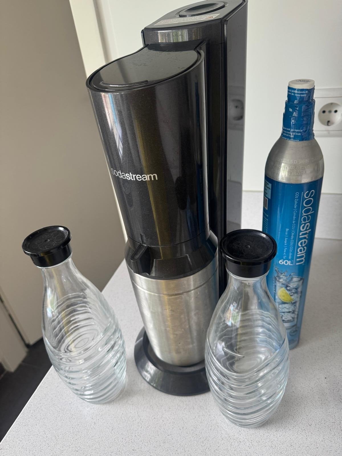 Sodastream met 2 flessen en CO2-cilinder, Witgoed en Apparatuur, Ophalen of Verzenden, Gebruikt