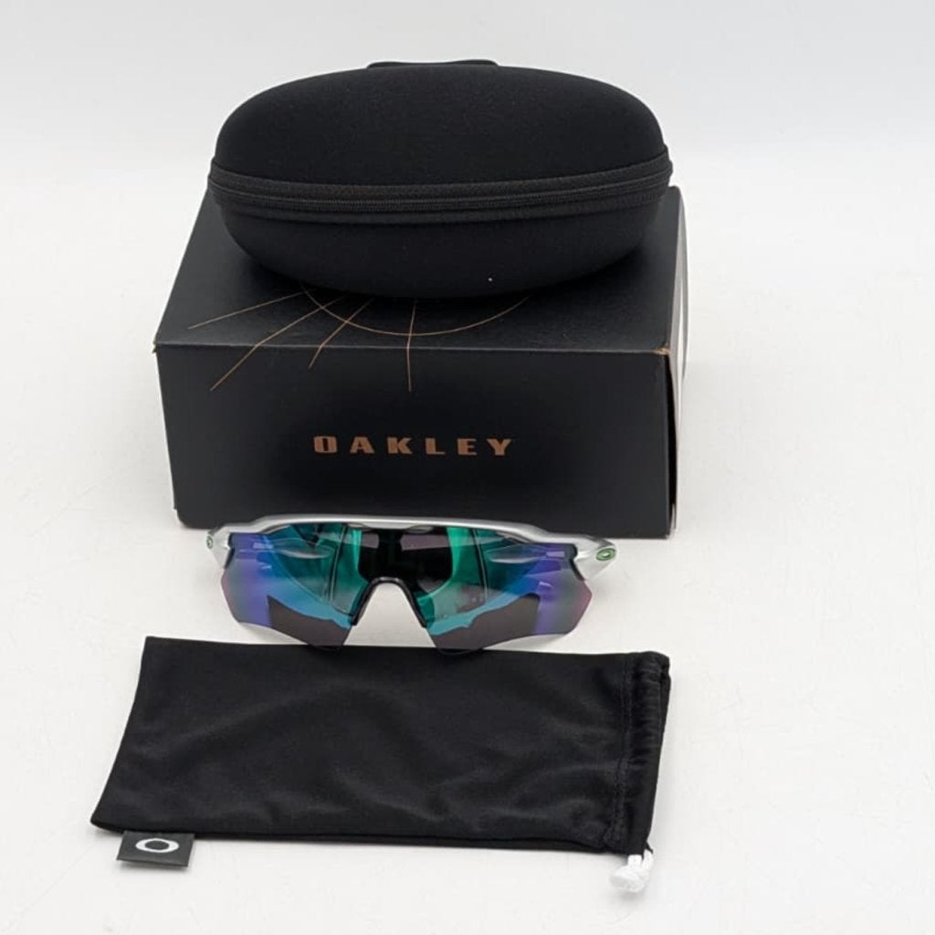 Oakley Radar EV Custom Silver Sportzonnebril - Nieuw, Oakley, Zo goed als nieuw, Support@oakley.com, 1 Icon, 1 Legacy Way
Foothill Ranch, CA 92610
USA