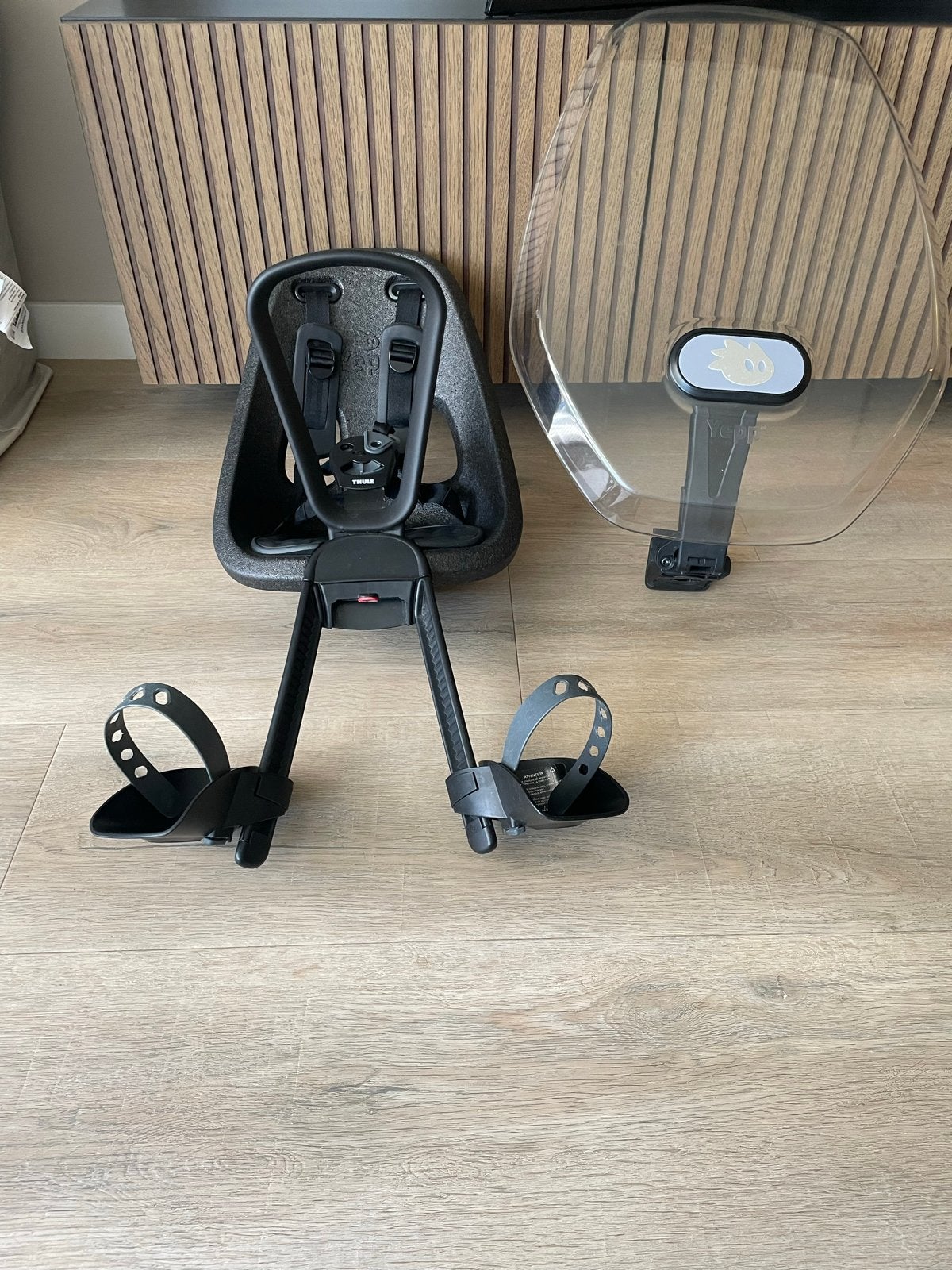Thule Yepp voorzitje fiets inclusief adapter, Fietsen en Brommers, Fietsaccessoires | Fietsstoeltjes, Ophalen, Gebruikt, Voetsteuntjes