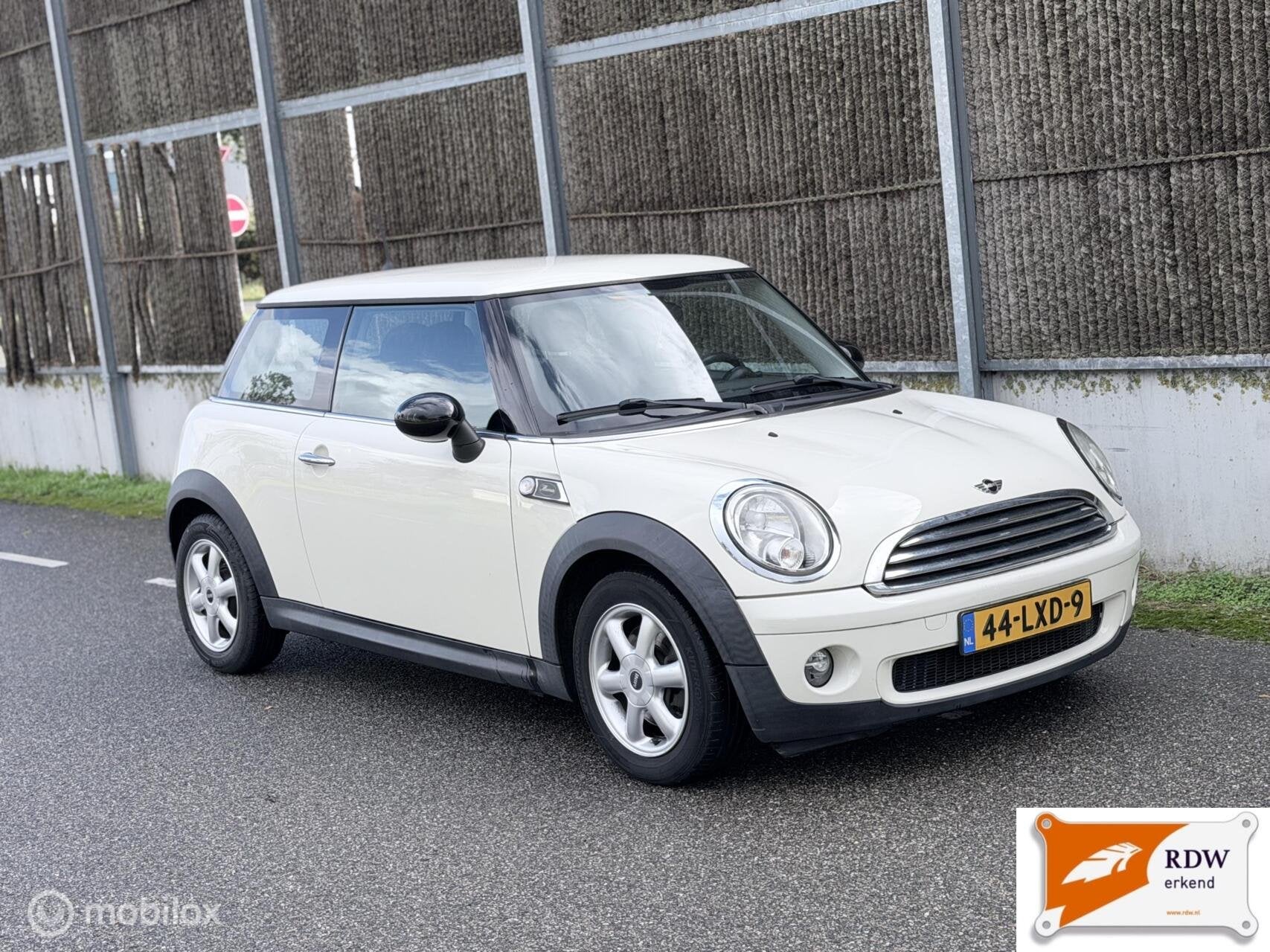 Mini 3-Deurs 1.6 One MINIMALIST Business Line NAP/NWE KOPPEL, Voorwielaandrijving, 4 cilinders, 4 stoelen, Wit