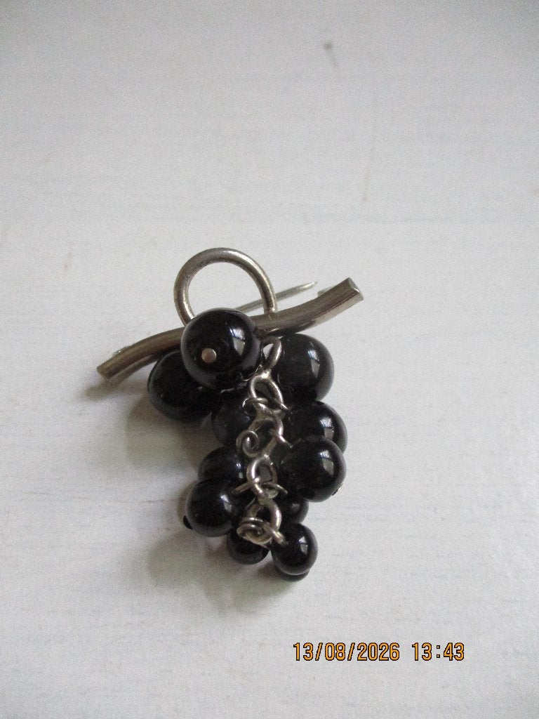 Broche druiventros zilverkleurig zwarte kralen druiventros, Overige materialen, 4 tot 7 cm, Gebruikt, Ophalen of Verzenden